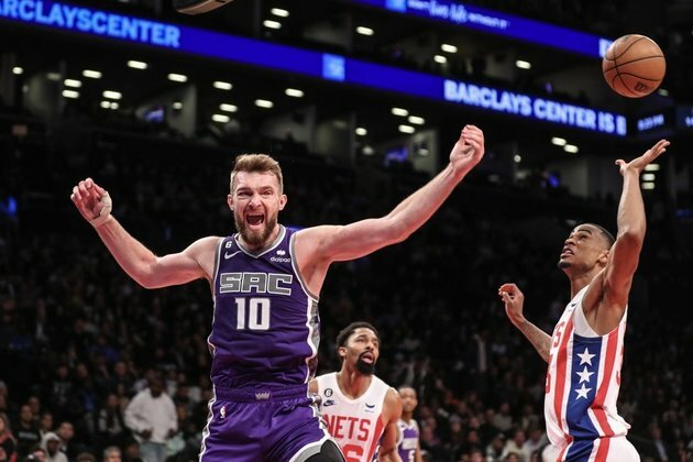 NBA roundup: Kings clinch first winning season since 2006