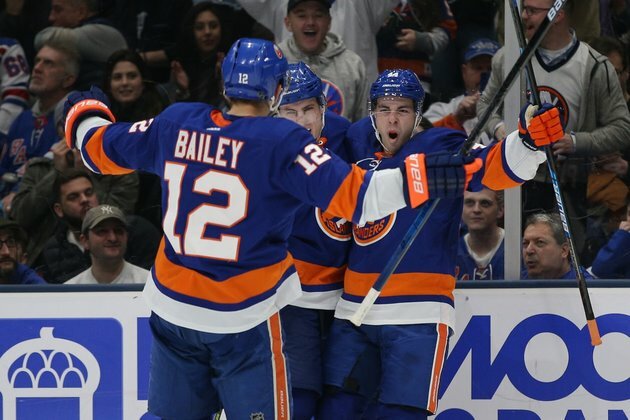 Blues take win streak into matchup with Islanders