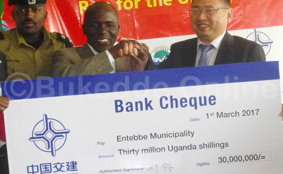 Ding (ku ddyo) ng'akwasa Kayanja ceeke. Ku kkono ye Godfrey Nisiima. Ding (ku ddyo) ng'akwasa Kayanja ceeke. Ku kkono ye Godfrey Nisiima.