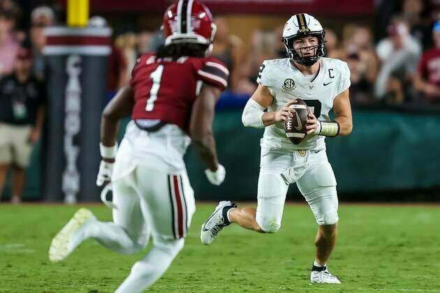 No. 11 South Carolina's QB hurt in upset loss to Vandy