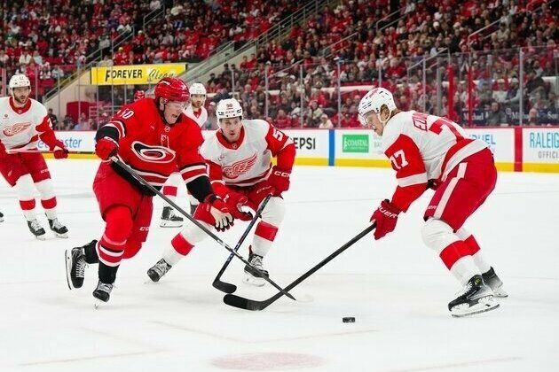 Hurricanes continue hot streak by downing Red Wings