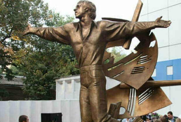 Ukrainian city dismantles monument to iconic Soviet poet & singer