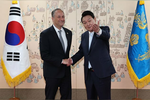 South Korean President Yoon meets foreign envoys on his first day, Xi Jinping invites Yoon to visit China