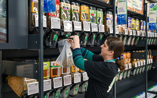UK supermarkets team up to boost reusable packaging in-store and online