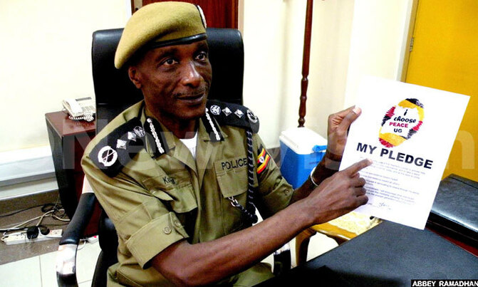 Kayihura signs peace pact Kayihura signs peace pact