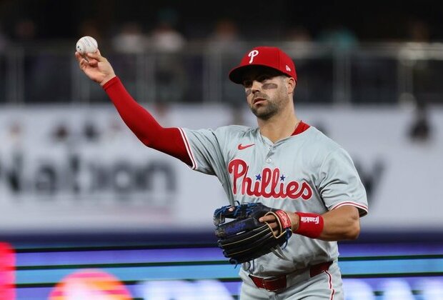 Whit Merrifield's 3-run HR helps Phillies beat Mets in London