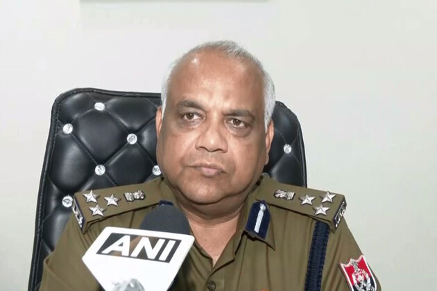 Punjab: DIG visits injured Inspector Gurmeet Singh in hospital after Gurdaspur encounter