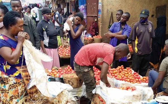 Abasuubuzi b’ennyaanya ku kafumbe Mukasa Road mu Kampala. Abasuubuzi b’ennyaanya ku kafumbe Mukasa Road mu Kampala.