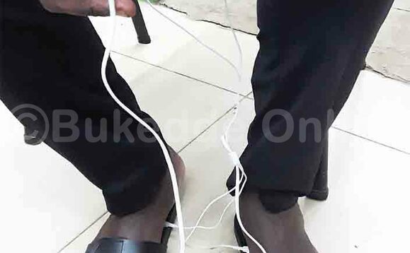 Engatto n’ekyuma ebikozesebwa mu kuzza amasannyalaze mu mubiri. Engatto n’ekyuma ebikozesebwa mu kuzza amasannyalaze mu mubiri.