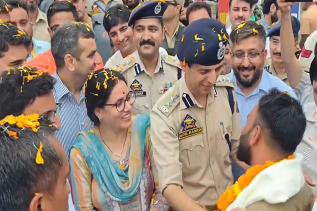 First batch of Amarnath Yatra pilgrims arrive in Chanderkote at a 'Langar' site, recieve warm welcome