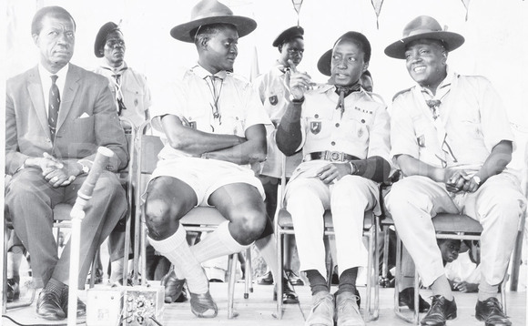 Ssekabaka Muteesa (owookubiri ku ddyo) ku mukolo gw’abasikawutu. Ssekabaka Muteesa (owookubiri ku ddyo) ku mukolo gw’abasikawutu.