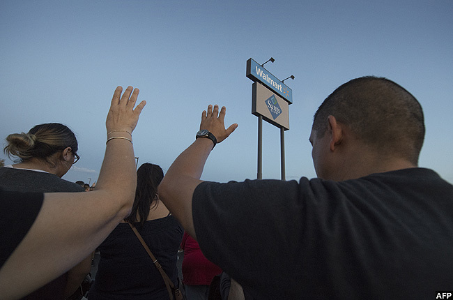  eople pray at the makeshift memorial for victims of the l aso shooting
