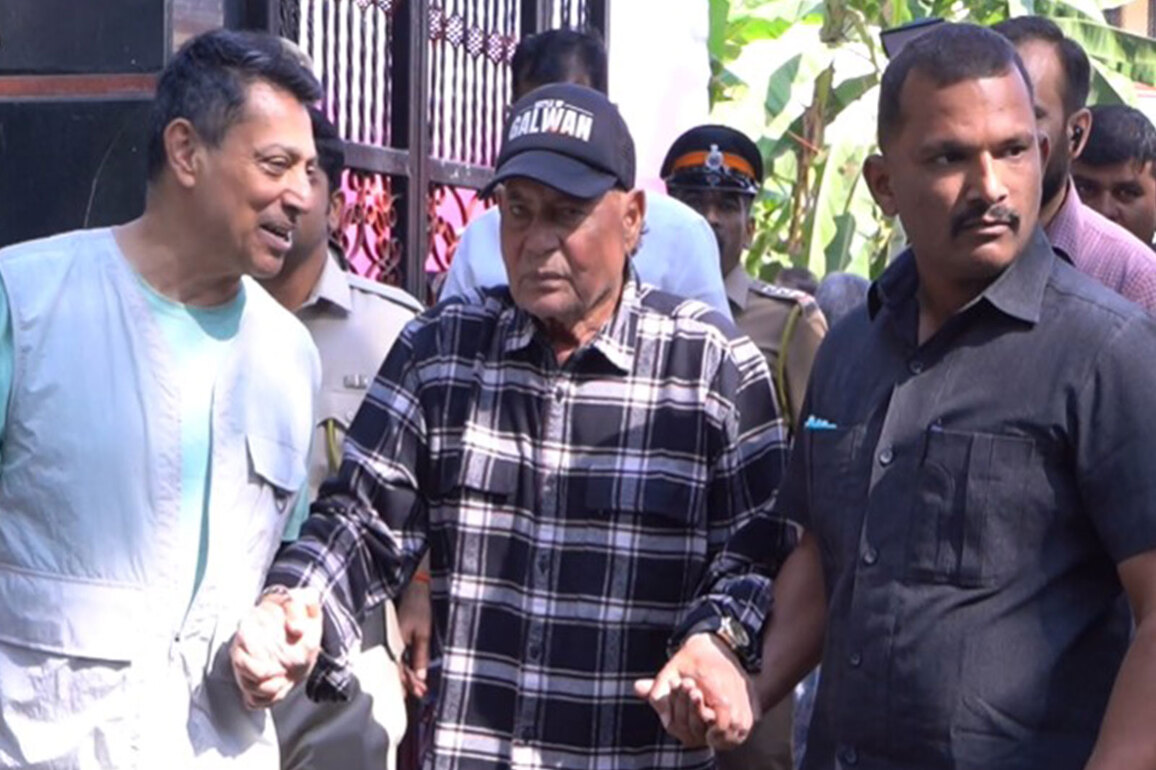 Salim Khan, Rakesh Roshan cast votes in BMC elections