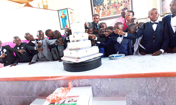 Abayizi nga basala keeki eyagabuddwa abagole ba Yesu abaasembedde Abayizi nga basala keeki eyagabuddwa abagole ba Yesu abaasembedde