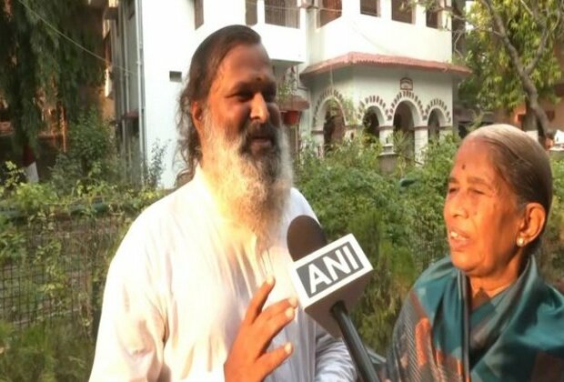 Karnataka man takes 73-year-old mother on nationwide tour on scooter