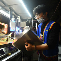 CHINA-GUANGXI-NANNING-NIGHT MARKET-YOUNG COUPLE-BUSINESS VENTURE (CN)