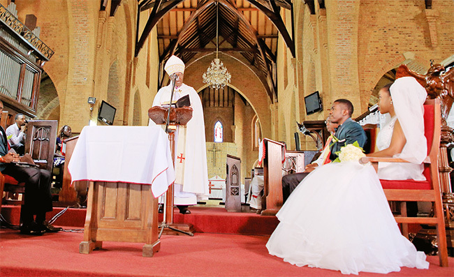  ishop ilberforce ityo uwalira presiding over the wedding service