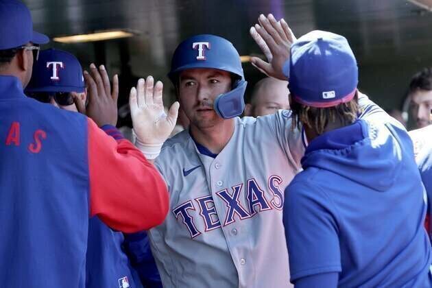 Rangers ride momentum of late rally into opener vs. Mariners