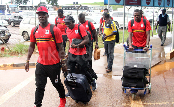 Abazannyi ba Cranes ku kisaawe Entebbe bwe babadde bagenda okusitula okugenda e Ethiopia okuzannya ogw'omukwano ku Lwomukaaga. (STEPHEN MAYAMBA) Abazannyi ba Cranes ku kisaawe Entebbe bwe babadde bagenda okusitula okugenda e Ethiopia okuzannya ogw'omukwano ku Lwomukaaga. (STEPHEN MAYAMBA)