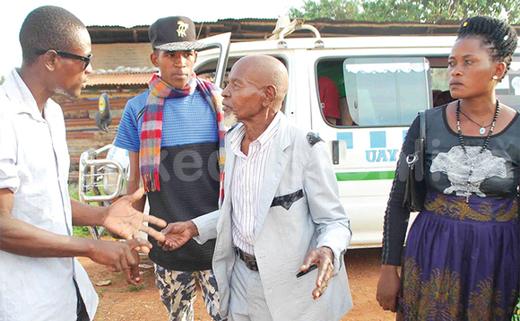 Lubega ( wakati), mukyala we ku ddyo n’omu ku baana be na yakaddaayo mu maka ge e Kanyanya. Lubega ( wakati), mukyala we ku ddyo n’omu ku baana be na yakaddaayo mu maka ge e Kanyanya.