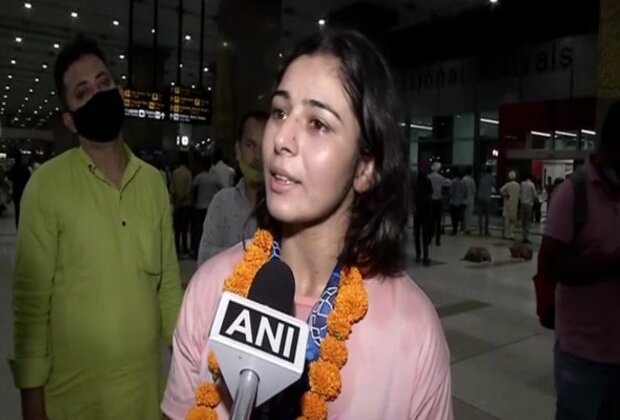 Sarita Mor receives warm welcome at Delhi airport as she returns home with World Wrestling C'ships bronze medal