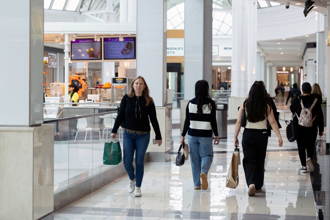 Wealthy consumers upped their spending last quarter, while the rest of America is cutting back