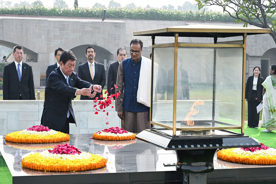 Japanese Foreign Minister Motegi on India visit pays tributes at Rajghat