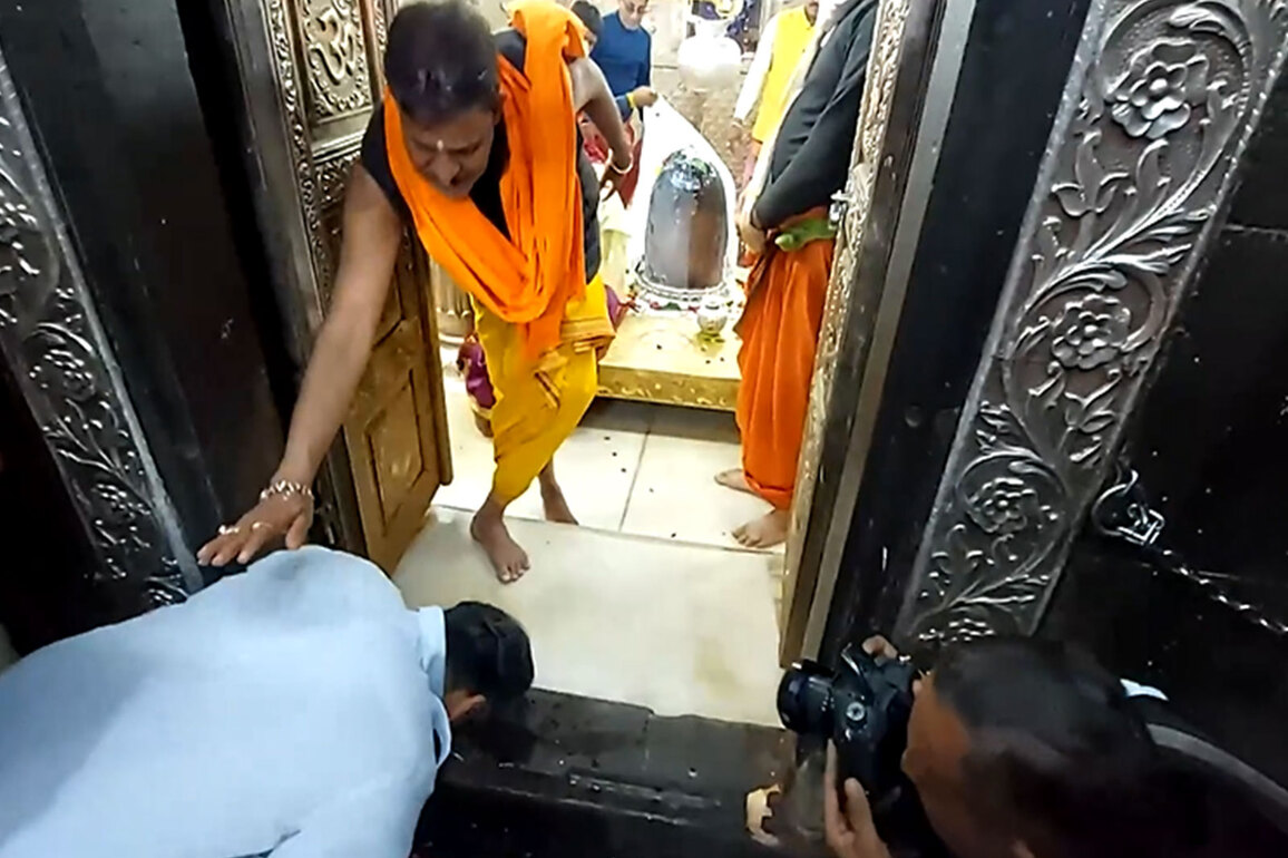 MP: Actor Suniel Shetty offers prayers at Mahakaleshwar Temple in Ujjain for success of Border 2 film