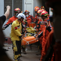 (SpotNews)MYANMAR-MANDALAY-EARTHQUAKE-CHINESE RESCUERS-SURVIVOR