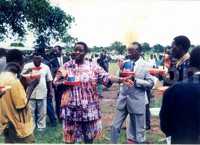  r pecioza andera azibwe cthe  ugweri ounty irunda ivejinja join members of usoga outh onvention for porridge during break time ov 1997 