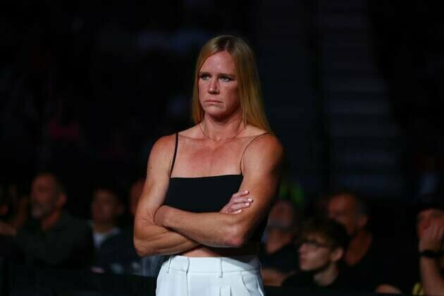 Holly Holm, 44, to challenge for WBA lightweight belt