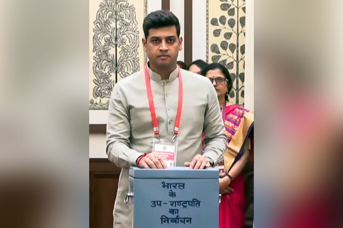 Raj Thackeray, Uddhav reuniting only for 'family politics', not for Maharashtra: Shrikant Shinde