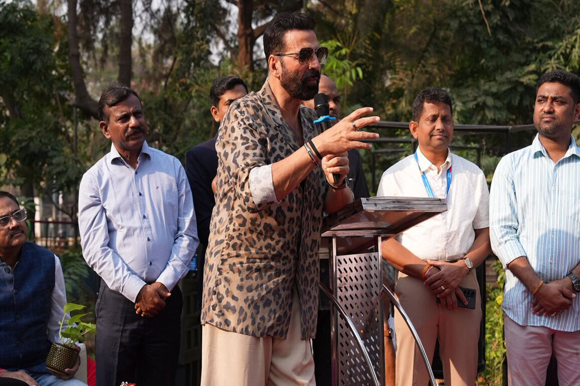 Akshay Kumar inaugurates Andheri's flower show