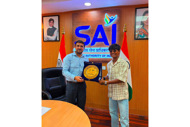 Renowned Indian cricketer Kranti Gaud receives warm welcome at SAI CRC Bhopal, Abhisek Singh Chauhan applauds her achievements
