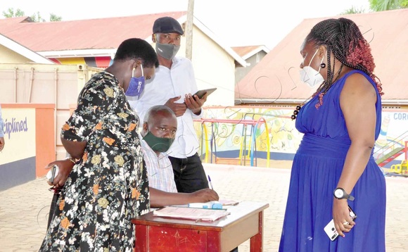 Abaserikale okuva ku poliisi e Kabowa nga babuuza abasomesa ba Kings Primary School. Abaserikale okuva ku poliisi e Kabowa nga babuuza abasomesa ba Kings Primary School.