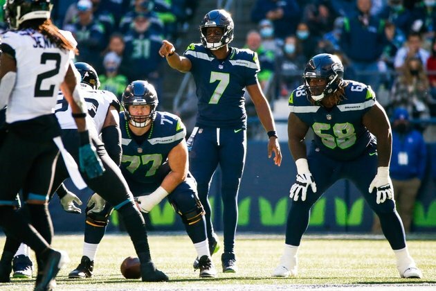 Seahawks LG Damien Lewis avoids major injury after being carted off