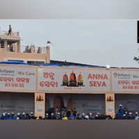 Odisha: Reliance Foundation serves meals to devotees, police personnel during Jagannath Rath Yatra under 'We Care' initiative