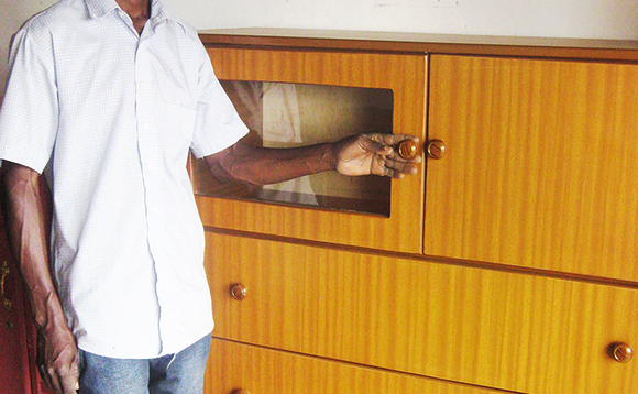 Kabada ng'eno nnungi okuteeka mu kisenge ky'abaana ne bakuumiramu ebintu byabwe mu kifo ky'okubisaasaanya Kabada ng'eno nnungi okuteeka mu kisenge ky'abaana ne bakuumiramu ebintu byabwe mu kifo ky'okubisaasaanya
