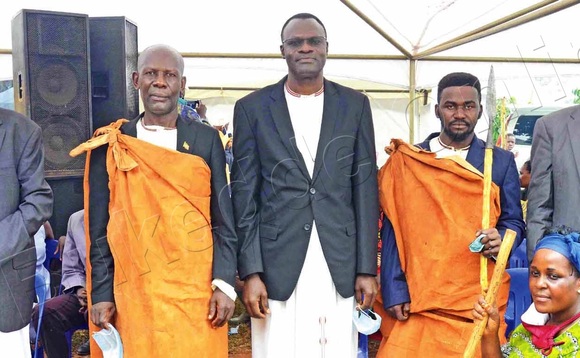 Namwama (wakati) n’abamu ku beetabye ku mukolo. Ku kkono ye Ssaabalangira Musanje Ngobe n'Omutaka Kyana Magala Muteeweta. Namwama (wakati) n’abamu ku beetabye ku mukolo. Ku kkono ye Ssaabalangira Musanje Ngobe n'Omutaka Kyana Magala Muteeweta.