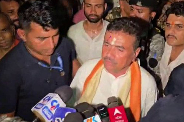 BJP's Suvendu Adhikari loses cool after TMC workers disrupt roadshow in Howrah