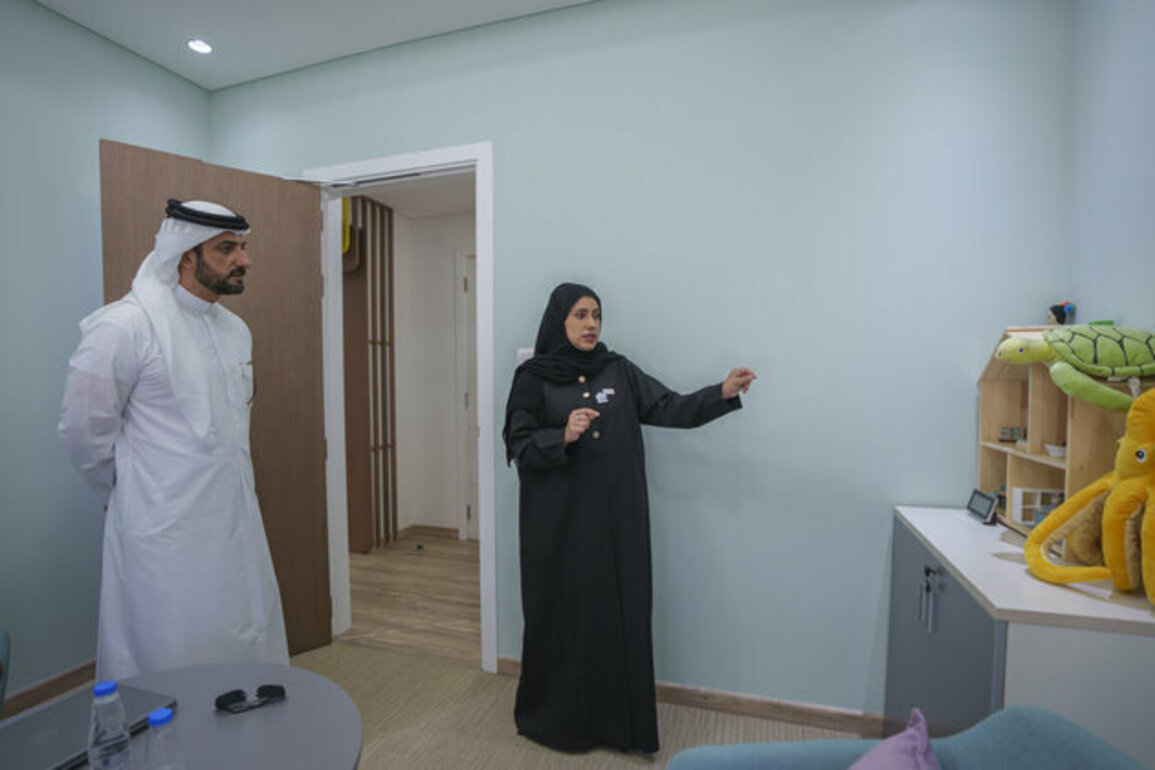 Sultan bin Ahmed visits 'Kanaf' centre in Sharjah