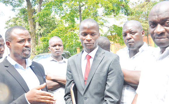 Ssentebe w’aba suubuzi abeegattira mu kibiina kya KATA Katongole (ku kkono) n’abamu ku basuubuzi be ku kkooti y’ebyobusuubuzi e Nakasero. Amuddiridde (ku ddyo) ye looya waabwe Tomusange. Ssentebe w’aba suubuzi abeegattira mu kibiina kya KATA Katongole (ku kkono) n’abamu ku basuubuzi be ku kkooti y’ebyobusuubuzi e Nakasero. Amuddiridde (ku ddyo) ye looya waabwe Tomusange.