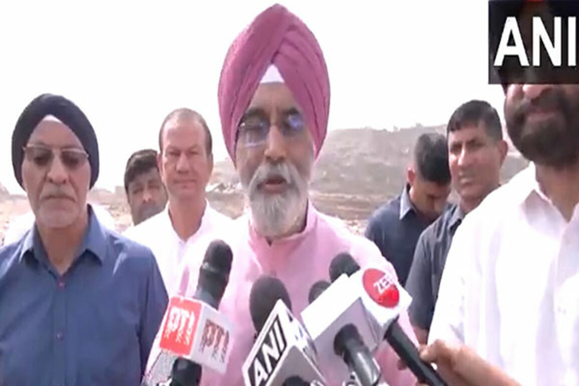 Delhi Mayor compares Okhla landfill site to Pakistan, says "they spread terrorism, it spreads filth."