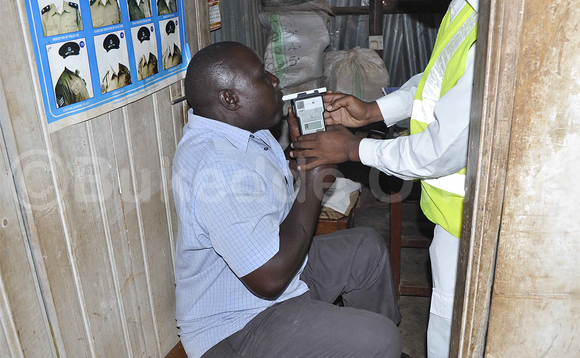 Poliisi ng'eragira omu ku baddereeva abaakwatibwa mu bikwekweto bya kawunyemu okufuuwa mu kuuma. EKIF: PONSIANO NSIMBI Poliisi ng'eragira omu ku baddereeva abaakwatibwa mu bikwekweto bya kawunyemu okufuuwa mu kuuma. EKIF: PONSIANO NSIMBI