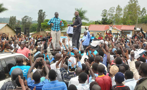 Besigye mu kampeyini gye buvuddeko Besigye mu kampeyini gye buvuddeko