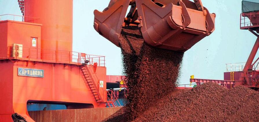 Desembarque de minério de ferro no porto de Qingdao, na China