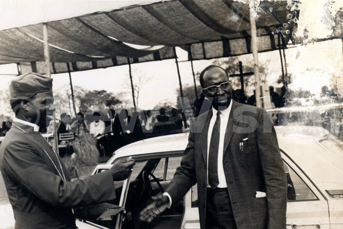  t ev anan uwum with the nspector eneral of olice ryema standing by the car which was presented to the ishop on ebruary 25 1969 hotoile
