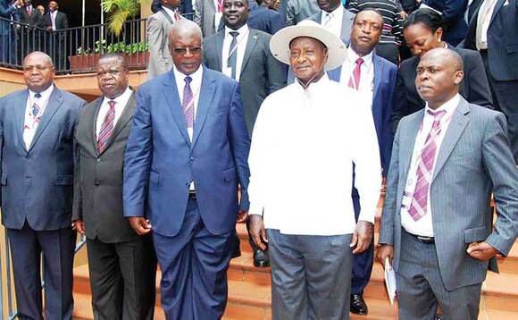Okuva ku kkono omulamuzi Yorokamu Bamwine, minisita Kahinda Otafiire, Ssaabalamuzi Bart Katureebe, Pulezidenti Museveni ne Paul Gadenya oluvannyuma lwa Museveni okuggulawo olukuhhaana lw'abalamuzi e Munyonyo. Okuva ku kkono omulamuzi Yorokamu Bamwine, minisita Kahinda Otafiire, Ssaabalamuzi Bart Katureebe, Pulezidenti Museveni ne Paul Gadenya oluvannyuma lwa Museveni okuggulawo olukuhhaana lw'abalamuzi e Munyonyo.