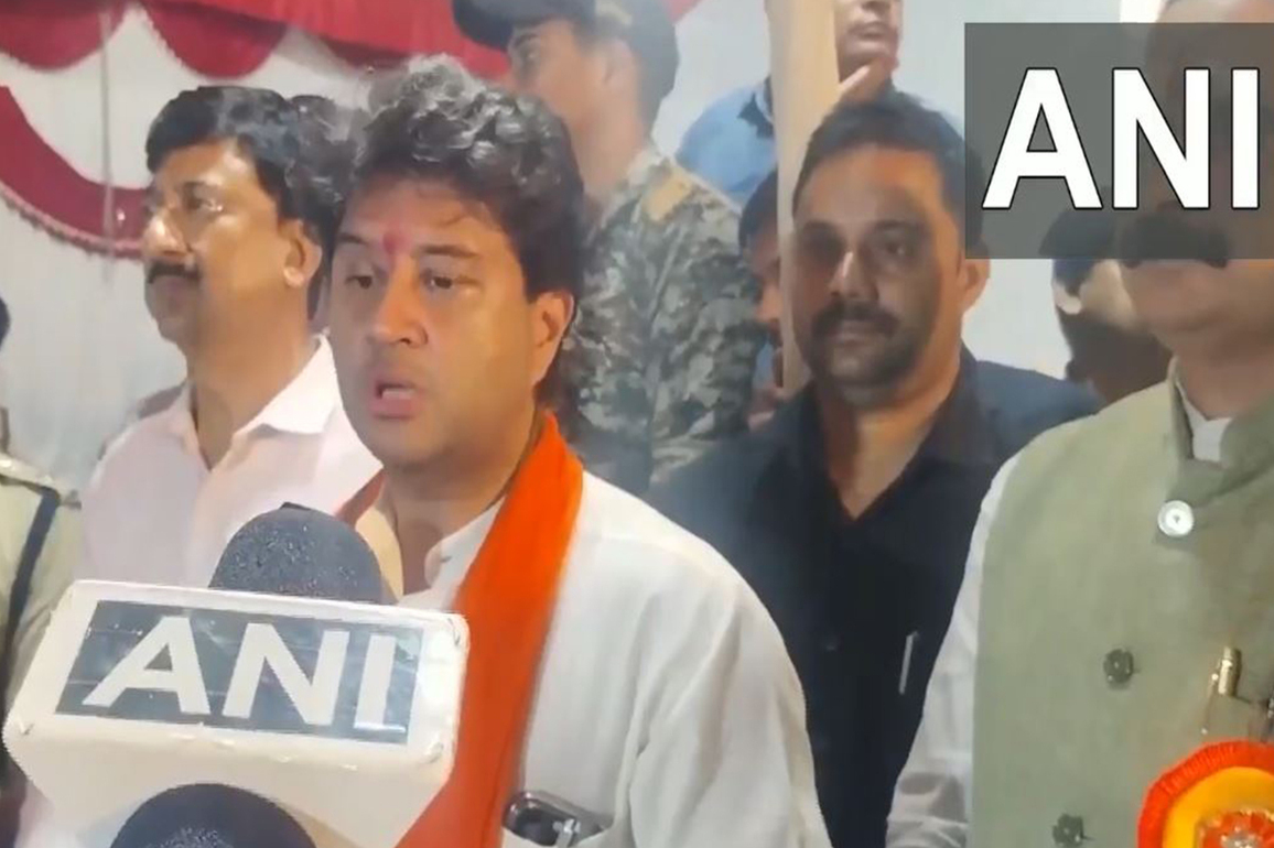 MP: Union Minister Jyotiraditya Scindia reviews flood situation in Guna, says "compensation given to 7000 people"