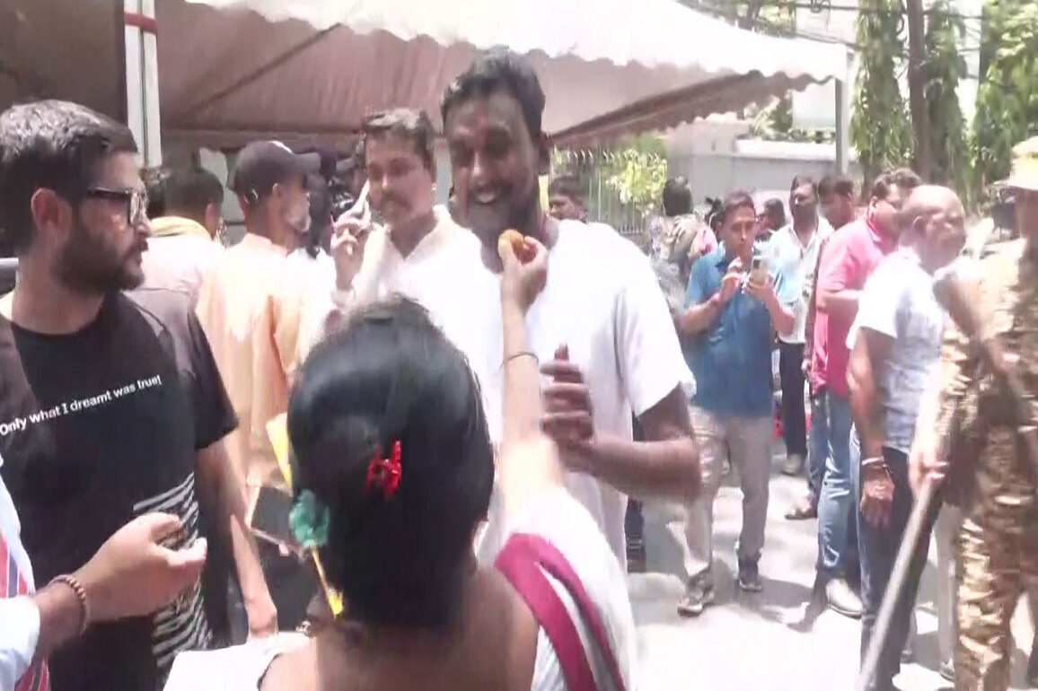 WB Assembly polls: Jubilation outside Bhabanipur counting centre as BJP crosses majority mark